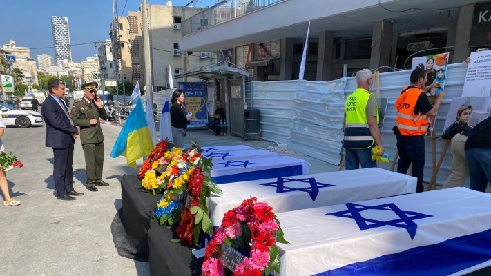 טקס האשכבה של חמשת בני המשפחה האוקראינית בבת ים (צילום: אבשלום ששוני)