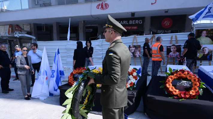 טקס האשכבה של חמשת בני המשפחה האוקראינית בבת ים (צילום: אבשלום ששוני)