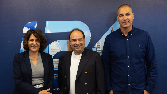 פרנק מלול, רונית גנון עמית וישראל טויטו בהרמת כוסית חגיגית לציון שנה להקמת ערוץ החדשות i24NEWS (צילום: דניאל בוק)