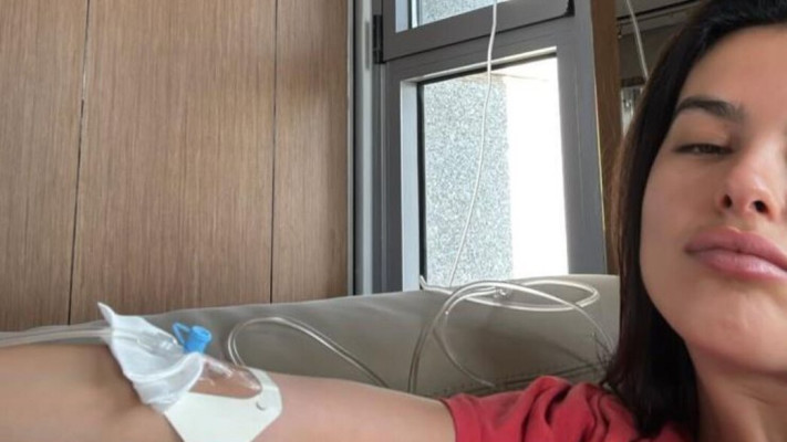 קארין עליה מקבלת עירוי (צילום: מתוך אינסטגרם)