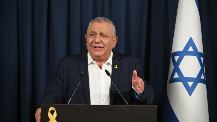 גדי איזנקוט בהצהרתו לאחר הפרישה (צילום: אבשלום ששוני)