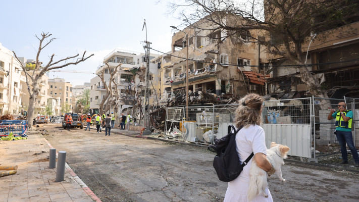 זירת פגיעת הטיל בתל אביב (צילום: מרק ישראל סלם)