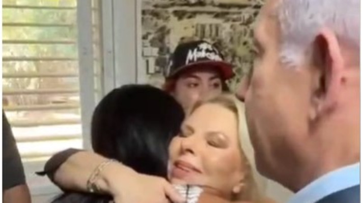 עינב צנגאוקר מחבקת את שרה נתניהו בניר עוז