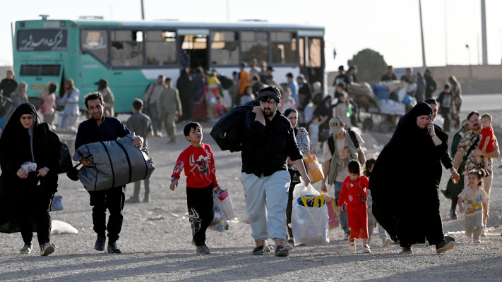 פליטים אפגניים (צילום: WAKIL KOHSAR/AFP via Getty Images)