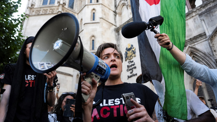 פעילי ''Palestine Action'' מחוץ לבית המשפט בבריטניה (צילום: REUTERS/Carlos Jasso)