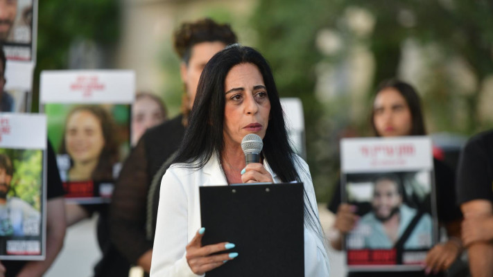 עינב צנגאוקר בהצהרת משפחות החטופים בכניסה לקריה (צילום: אבשלום ששוני)