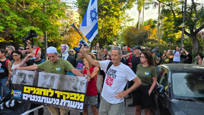 הפגנת ''אחים ואחיות לנשק'' מחוץ לביתו של אדלשטיין (צילום: אחים לנשק)