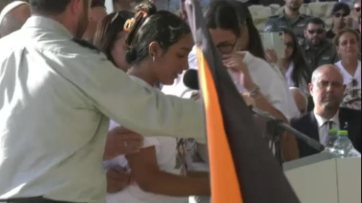 אחותו של חלל צה''ל אסף זמיר ז''ל, רותם, סופדת לו במהלך מסע הלוויתו (צילום: דן בונבידה חדשות הדרום 24)