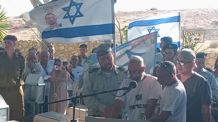 אביו של אסף זמיר ז''ל, ירדן, סופד לבנו במהלך מסע ההלוויה (צילום: דן בונבידה חדשות הדרום 24)