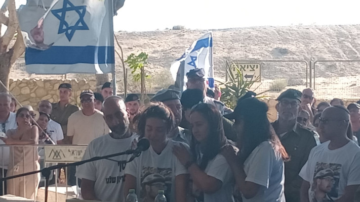אימו של אסף זמיר ז''ל, מירי, סופדת לבנה במהלך מסע ההלוויה (צילום: דן בונבידה חדשות הדרום 24)
