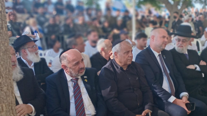 אמיר אוחנה ויעקב מרגי במסע הלוויתו של אסף זמיר ז''ל (צילום: ללא קרדיט)