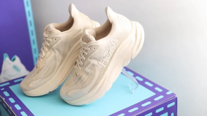 Hoka – Clifton 10 (צילום: אור גפן)
