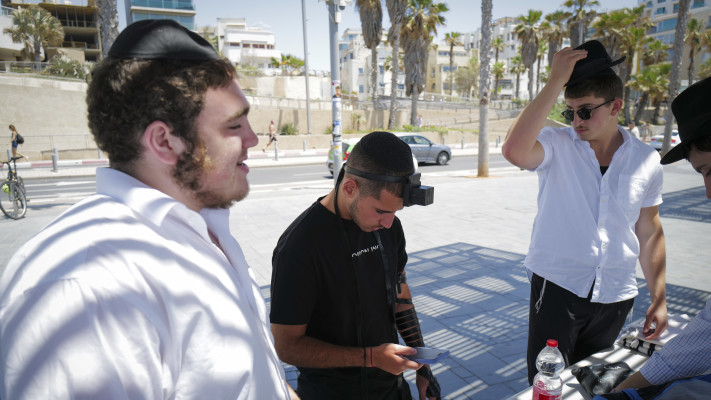 תפילין, למצולמים אין קשר לכתבה