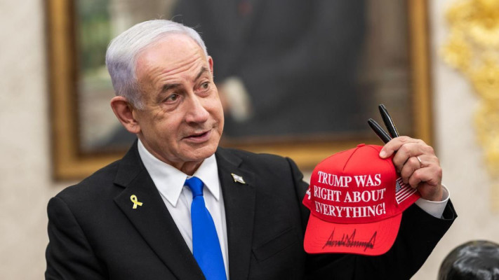 בנימין נתניהו עם כובע חתום של טראמפ (צילום: הבית הלבן)