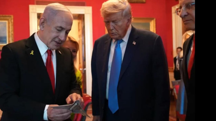 בנימין נתניהו מעניק לדונלד טראמפ את המזוזה בצורת מפציץ B-2 (צילום: ללא)