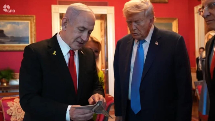 בנימין נתניהו מעניק לדונלד טראמפ את המזוזה בצורת מפציץ B-2 (צילום: ללא קרדיט)