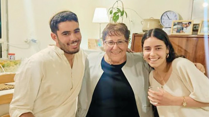 מרים פרץ והנכד שהתארס (צילום: צילום מסך מתוך פייסבוק)