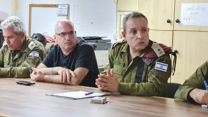 אופיר ליבשטיין עם אלוף פיקוד הדרום אליעזר טולדנו (צילום: מועצת שער הנגב)
