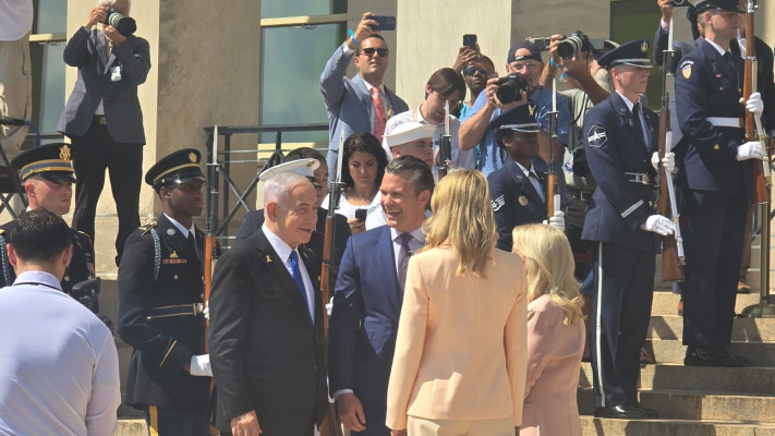 קבלת הפנים של נתניהו בפנטגון ביחד עם שרה, פיט הגסת' ורעייתו (צילום: אנה ברסקי)