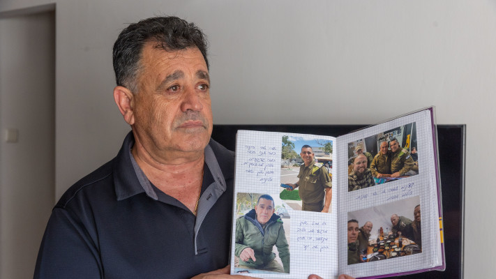 איציק מויאל מראה את שלבי העבודה על הספר (צילום: יוסי אלוני)