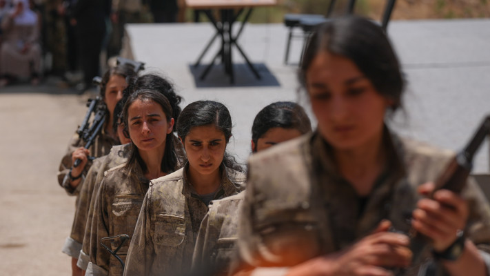 נפרדות מן הרובים (צילום: Anadolu Agency)