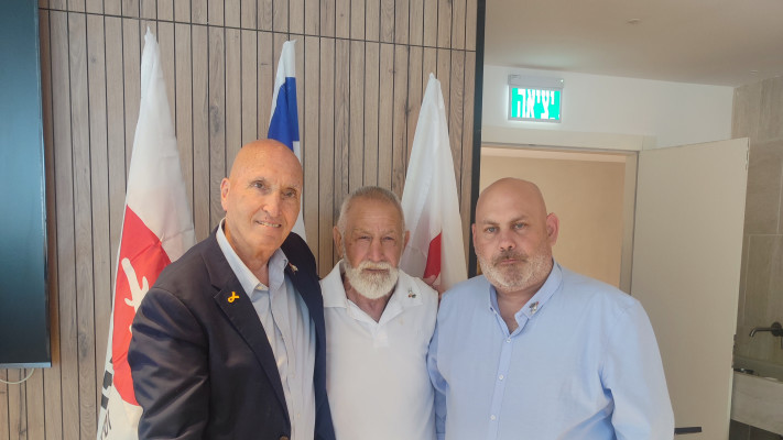 מימין לשמאל: אלי בן שם, אלי טהר ומושיק אביב (צילום: ארגון יד לבנים)
