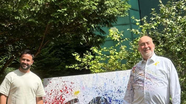 רון פרושאור והאמן הבינ''ל, סאם חלבי (צילום: דוברות שגרירות ישראל בגרמניה)