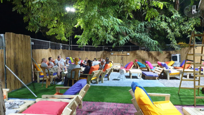 מדריכים  במתחם נקודה טובה בחוף חלוקים-לבנון-כורסי של איגוד ערים כינרת