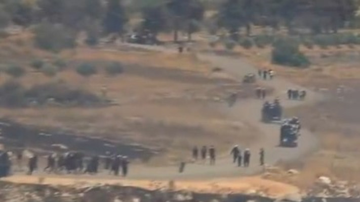 הדרוזים חוצים את הגדר לסוריה (צילום: צילום מסך כאן 11)