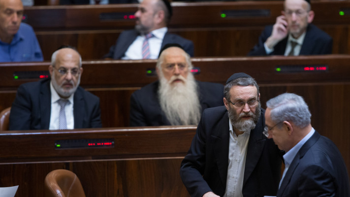 בנימין נתניהו עם ח''כ חרדים במליאה (צילום: יונתן זינדל, פלאש 90)