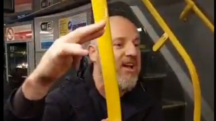 תקיפה אנטישמית באוטובוס באירלנד (צילום: צילום מסך רשת X)