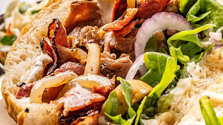 ברוקלין סנדוויץ BBB מיקס בשרים בצל ופטריות בפרנה אלוהית