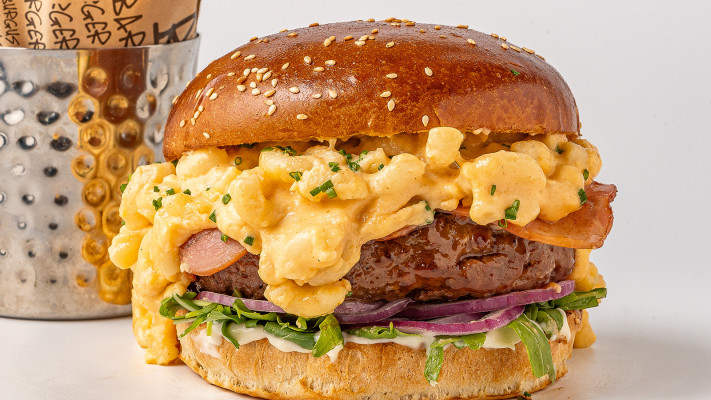 פוטוגנית. מק &amp; צ'יז בורגר ברשת BBB