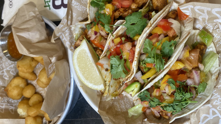 טאקוס עוף וכרובית פריכה ב-BBB