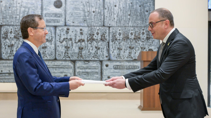 שגריר מלטה בישראל, קלוד בונלו, מוסר את אמנתו לנשיא הרצוג