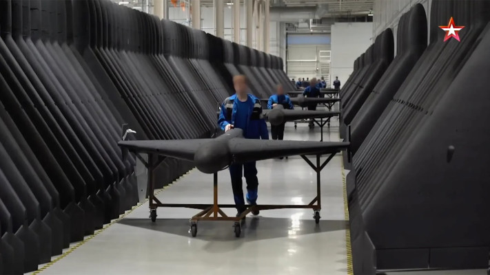 בני נוער עובדים במפעל לרחפנים ברוסיה