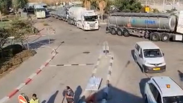 ועד עובדי מפעל המלט ''נשר'' ברמלה חוסמים את עובדי הקבלן (צילום: ועד העובדים של מפעל ''נשר'')