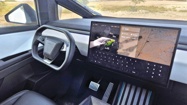  ויטרינת זכוכית ענקית מתנשאת מלפנים