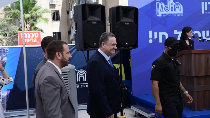 השר כ''ץ, ראש העיר קינן ומגי טביבי בטקס ההריסה בחולון (צילום: אבשלום ששוני)
