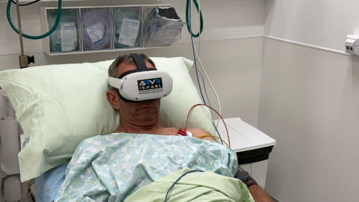 המטופל צופה בצוות מדריך בפרוצדורה (צילום: אסותא)