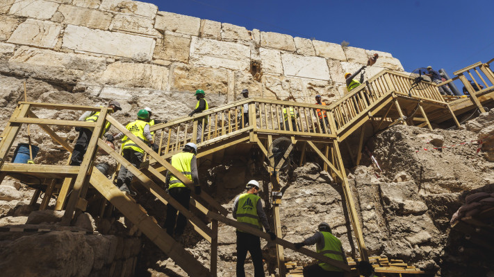 חפירת רשות העתיקות בגן הארכאולוגי ירושלים-מרכז דוידסון (צילום: אליהו ינאי, עיר דוד)