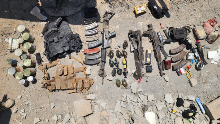 אמצעי הלחימה שנתפסו על ידי צק''ח גבעתי בעת שהמחבלים הסגירו עצמם לידיהם