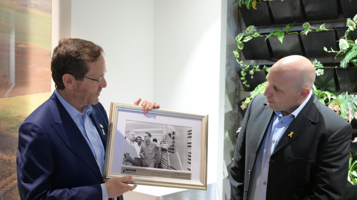 מיודובניק מעניק להרצוג תמונה היסטורית של אביו (צילום: עמוס בן גרשום לע''מ)