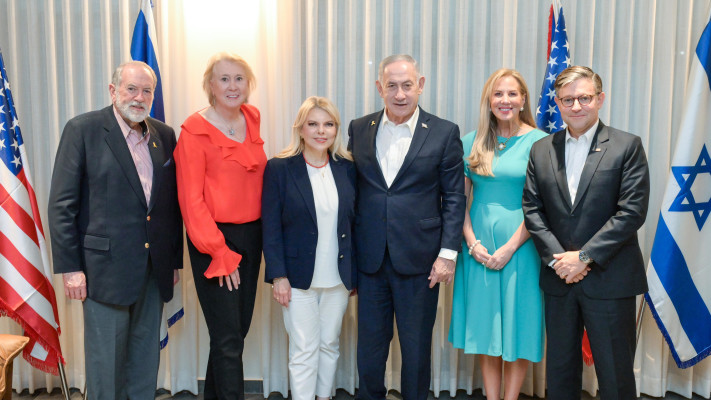 בנימין ושרה נתניהו, מייק האקבי ורעייתו, ומייק ג׳ונסון ורעייתו - מתוך ארוחת הערב בשומרון 