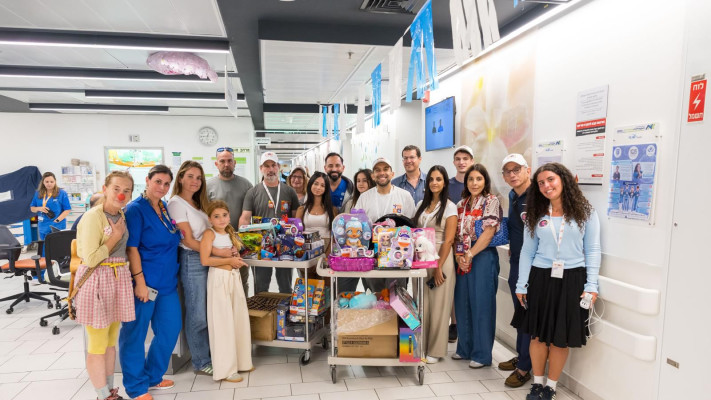 משפחת ביבס ו''צעצועים של שמחה'' באסותא אשדוד (צילום: ללא)