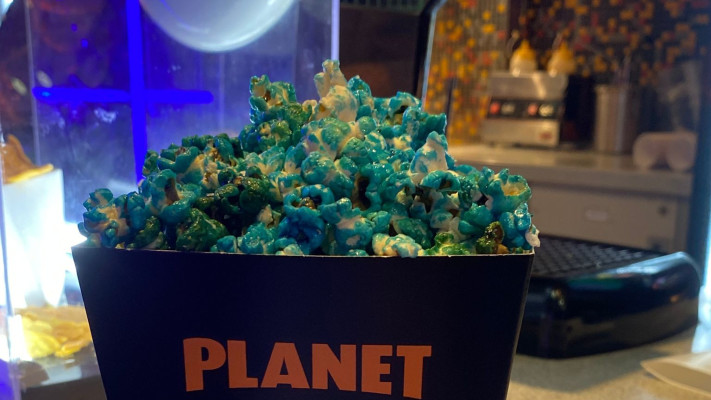 פופקורן כחול בהשראת הסרט הדרדסים במהדורה מוגבלת