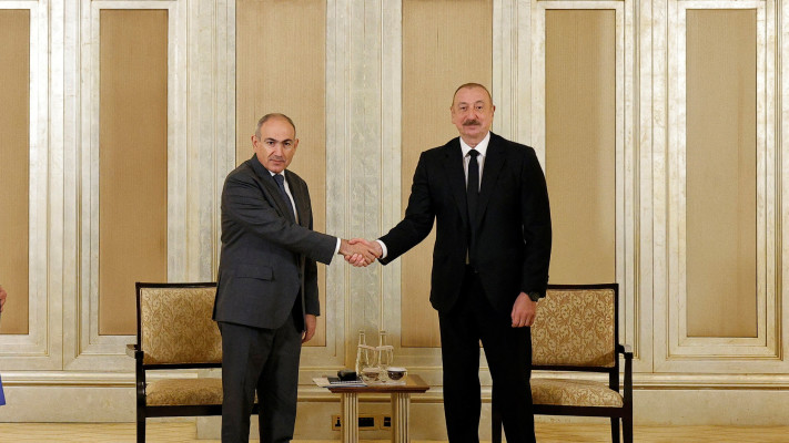 Le président azerbaïdjanais Ilham Aliyev (à droite) avec le Premier ministre arménien Nikol Pashinyan à Abou Dhabi (Photo : Reuters)
