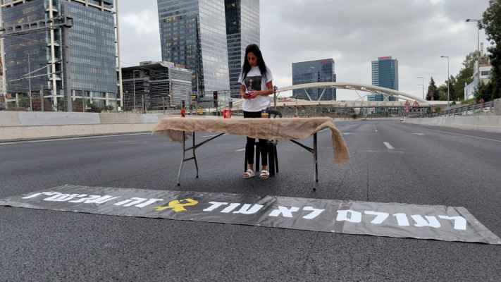 עינב צנגאוקר מקבלת את השבת לבד באיילון דרום