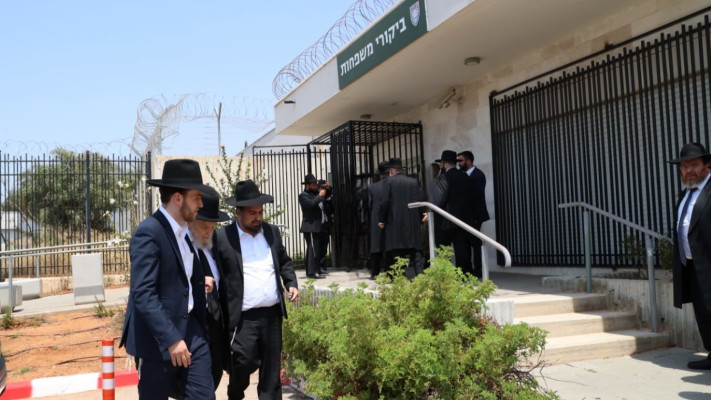 הרב משה הילל הירש בביקור העצורים בכלא 10