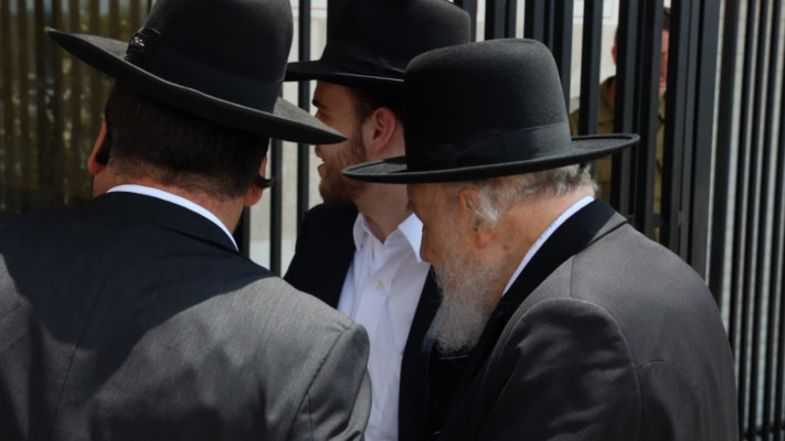 מנהיג הציבור החרדי הרב משה הלל הירש בשערי הכלא הצבאי (צילום: ללא)